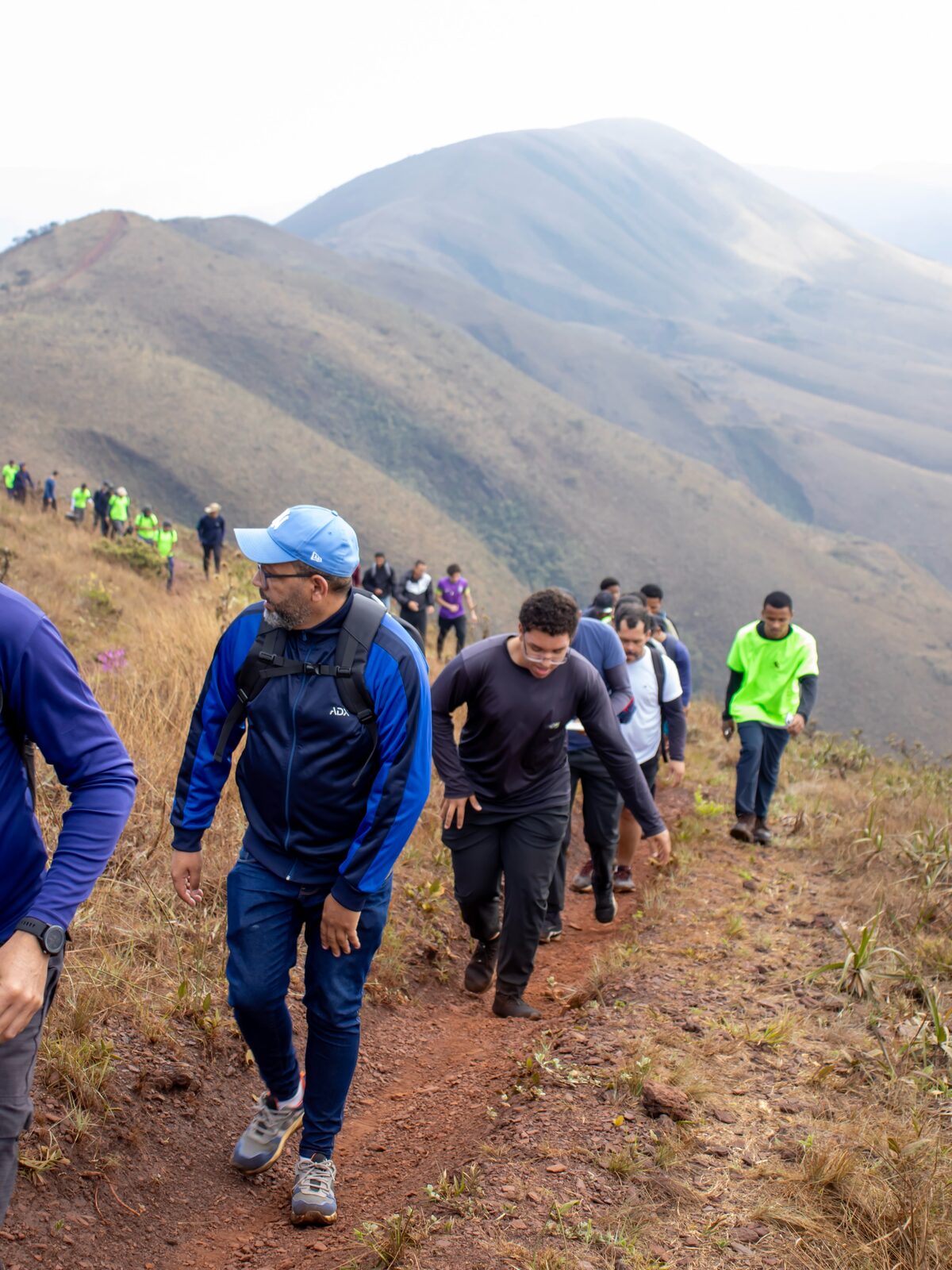 Participantes do Soul Hikers subindo a trilha em fila