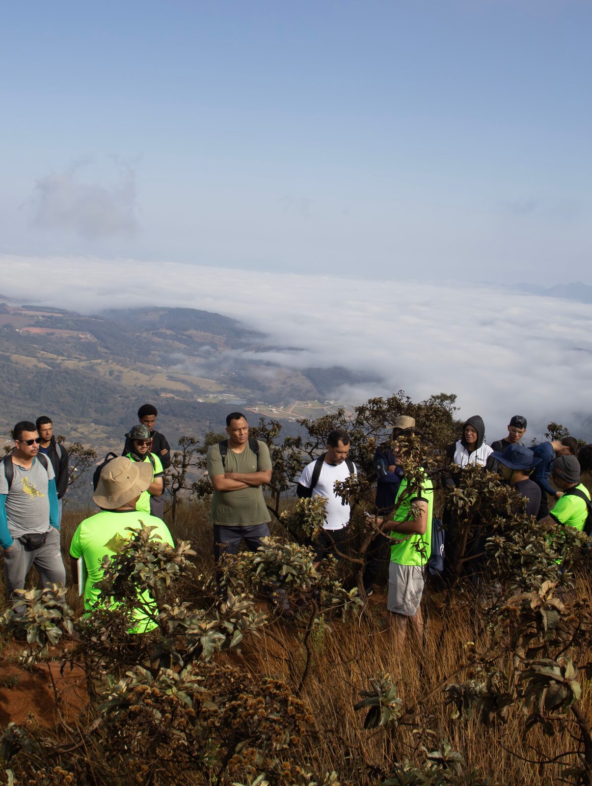 Integrantes do Soul Hikers reunidos no topo, com a serra ao fundo